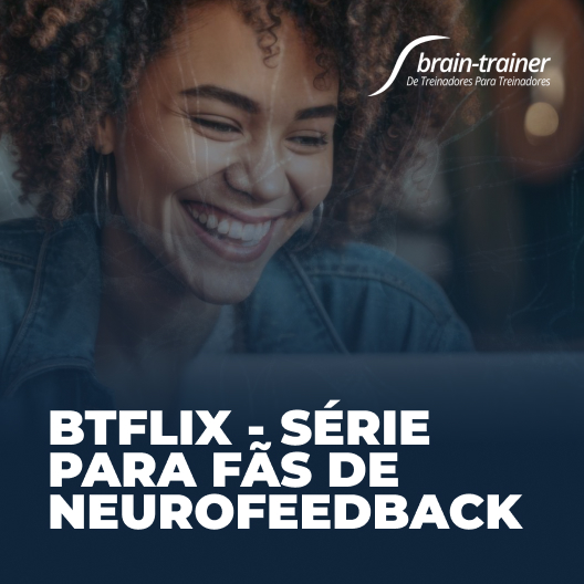 pessoa feliz assistindo ao BTFlix - Série para fãs de neurofeedback